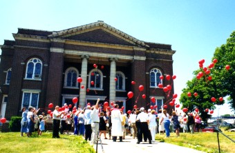 Churchoutsidebaloons5.jpg (33417 bytes)